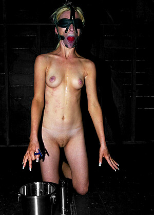 free sex photo 20 Kelly Wells bustyfatties-close-up-fever devicebondage