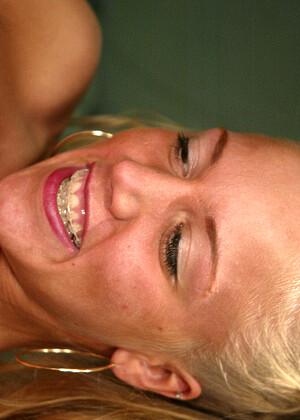 free sex pornphoto 8 Kylie Wilde grandi-dildo-ww fuckingmachines