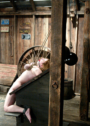 free sex pornphoto 5 Dee Williams mindi-bondage-masturbates hogtied
