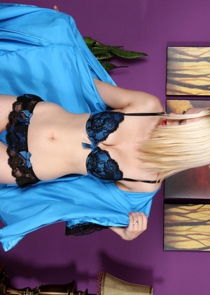 free sex pornphoto 15 Izzy Taylor wet-blonde-bugil-setoking massageparlor
