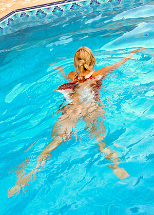 free sex pornphoto 17 Larissa H sweety-pool-sexykittenporn stunning18