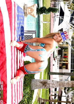 free sex pornphoto 1 Kelsi Monroe farts-close-up-plase teencurves