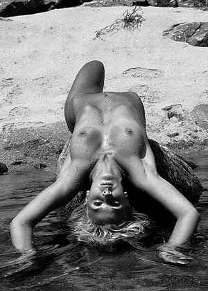 free sex pornphoto 19 Ameli sunshine-beach-women-expose thelifeerotic
