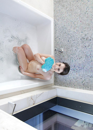free sex pornphoto 15 Kylie Quinn bathroom-bath-crazy tiny4k