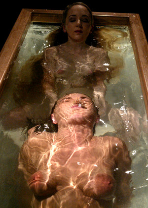 free sex pornphotos Waterbondage Venus Wwwporn Houdini Immersion Tank Dress