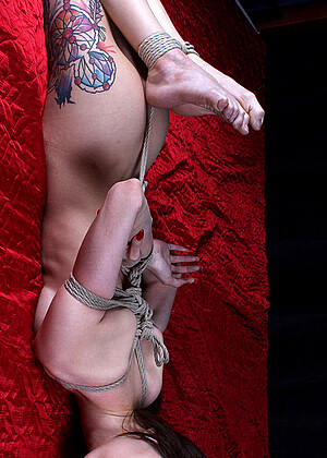 free sex pornphoto 4 Boundfeet Model fully-tattoo-sur2folie boundfeet