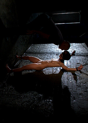Boundgangbangs Elise Graves Pornphoto Bath Naked Woman
