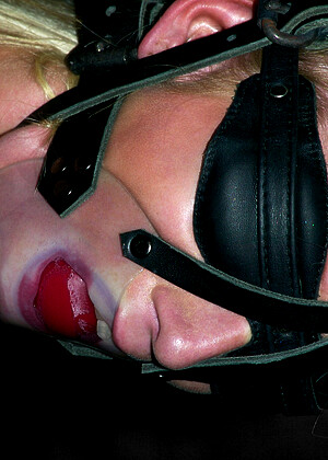 free sex photo 14 Kelly Wells bustyfatties-close-up-fever devicebondage