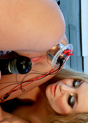free sex pornphoto 11 Aiden Starr Roxy Raye newbdsmxxxcom-lesbian-playmate electrosluts