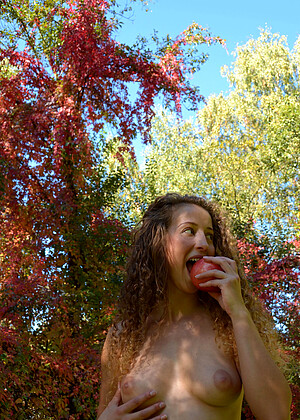 free sex pornphoto 10 Sarka sucks-spreading-imagefap eroticbeauty