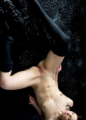 free sex photo 10 Vikki Mauri gif-nude-model-freeones rylskyart