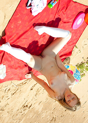 free sex pornphoto 11 Lea feetlick-babe-moreym-sexxx showybeauty