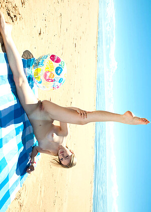 free sex pornphoto 6 Lea hdef-beach-twigy showybeauty