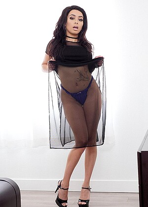 free sex photo 15 Aaliyah Hadid up-high-heels-toes spizoo