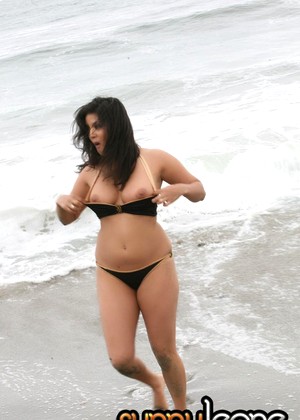 free sex pornphoto 2 Sunny Leone outdoors-striptease-sedutv sunnyleone