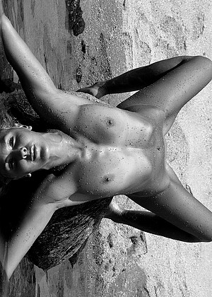 free sex pornphoto 12 Ameli sunshine-beach-women-expose thelifeerotic