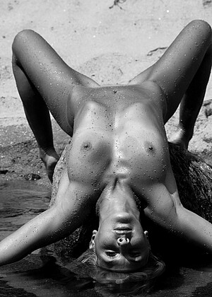 free sex pornphoto 14 Ameli sunshine-beach-women-expose thelifeerotic