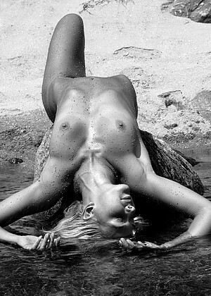 free sex pornphoto 16 Ameli sunshine-beach-women-expose thelifeerotic