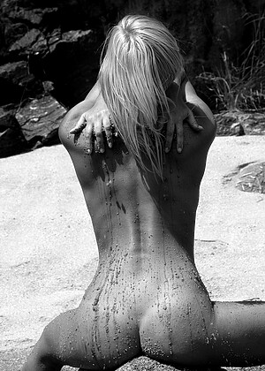free sex pornphoto 9 Ameli sunshine-beach-women-expose thelifeerotic