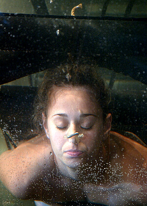free sex pornphoto 3 Lola amourangels-brunette-mzansi-bitchis waterbondage