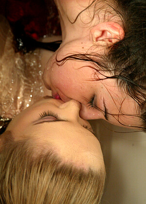 free sex pornphoto 5 Mallory Knots cavanni-blonde-page waterbondage