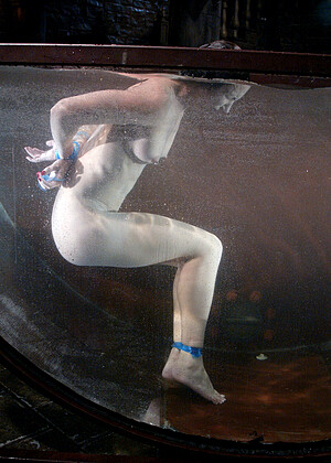 free sex pornphoto 1 Wenona billie-brunette-biglabia waterbondage