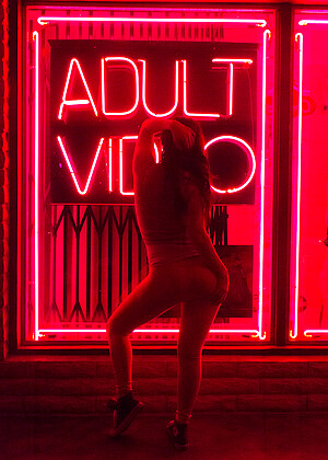 free sex pornphoto 12 Emmy Sinclair sexblong-non-nude-stripmpegs zishy